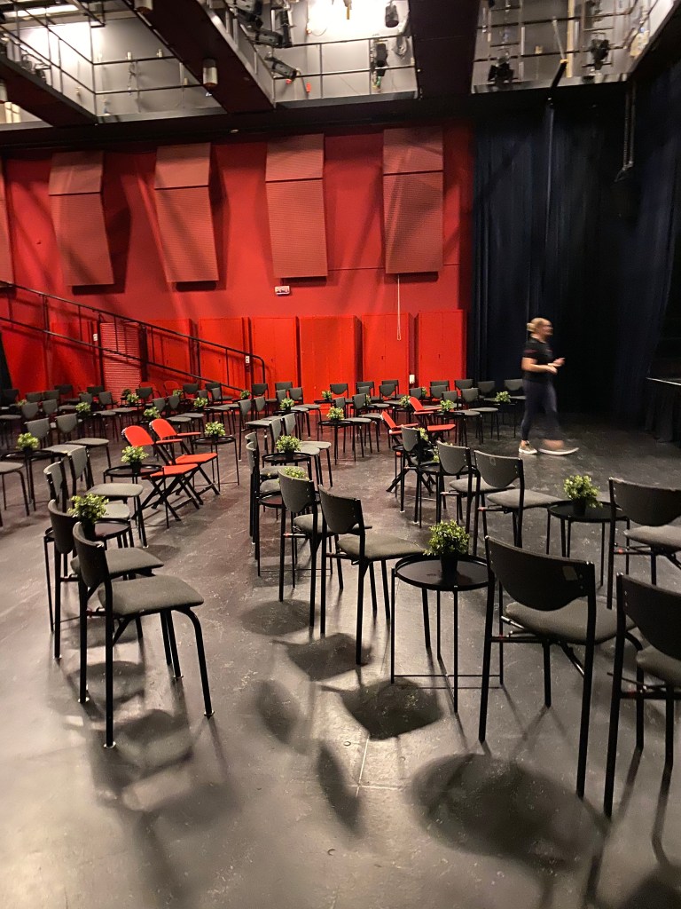 De lelijke grijze stoel