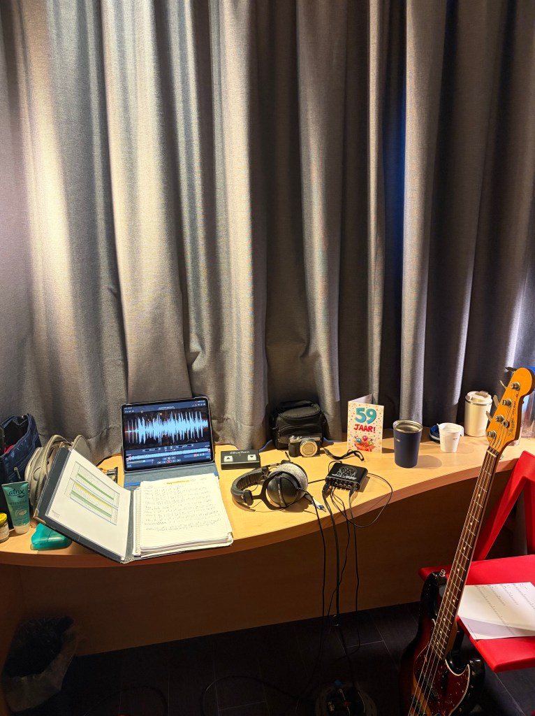 Voorbereiden in de hotelkamer, JA, was net na mijn verjaardag zoals je aan de kaart kan zien...;-)